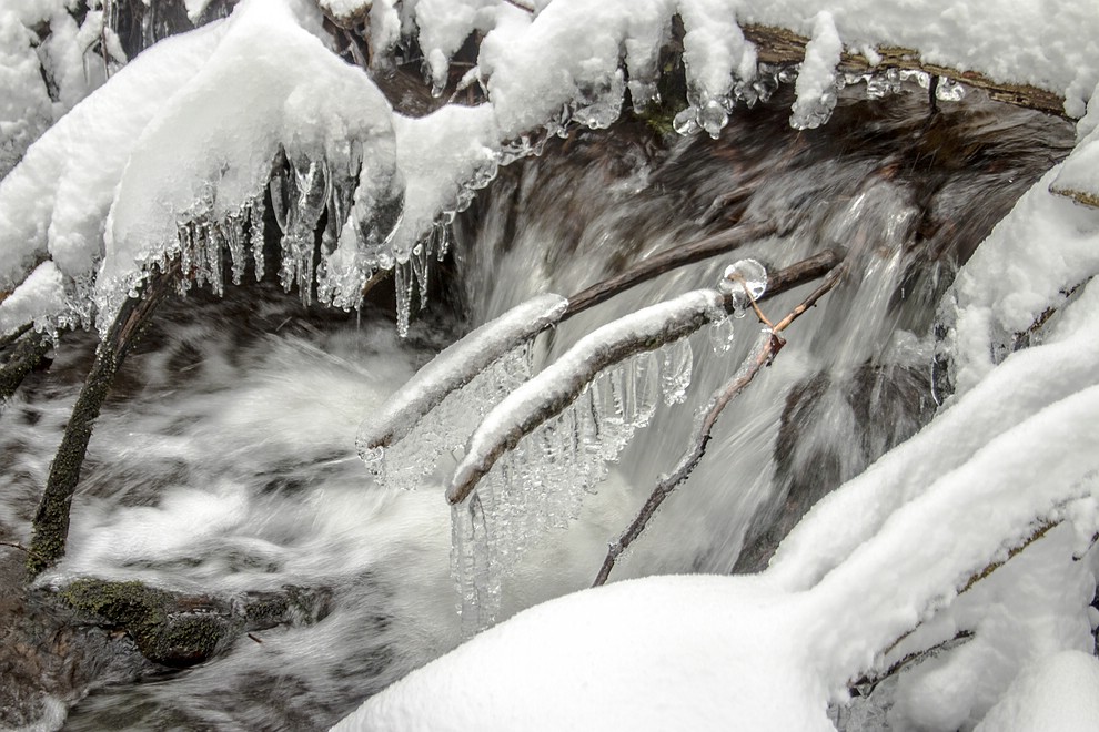 Eisorgel mit vielen Eiszapfenpfeifen