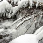 Eisorgel mit vielen Eiszapfenpfeifen