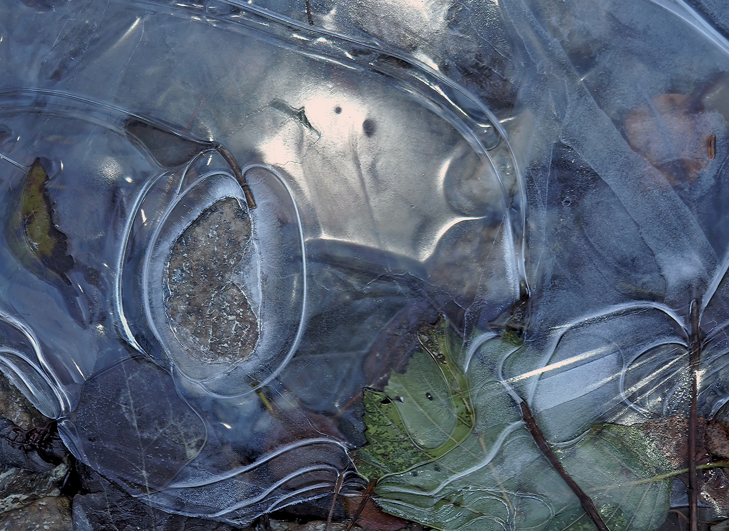 Eisphantasien im Bergbach (1. Foto) - Les fantaisies de la glace dans le ruisseau de montagne. 