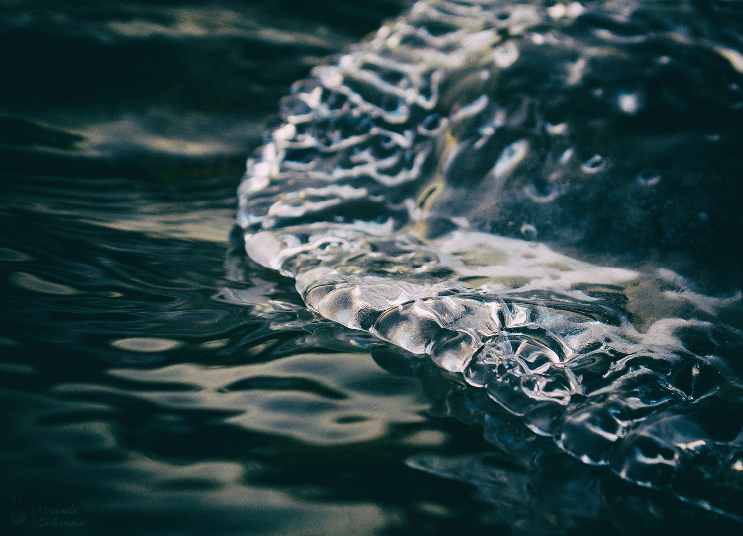 Eisplatte mit fließendem Wasser