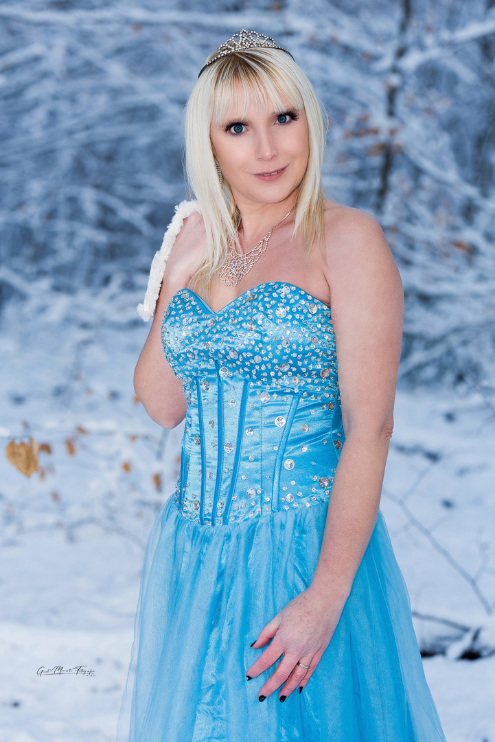 Eisprinzessin Shooting im Schnee mit Eva