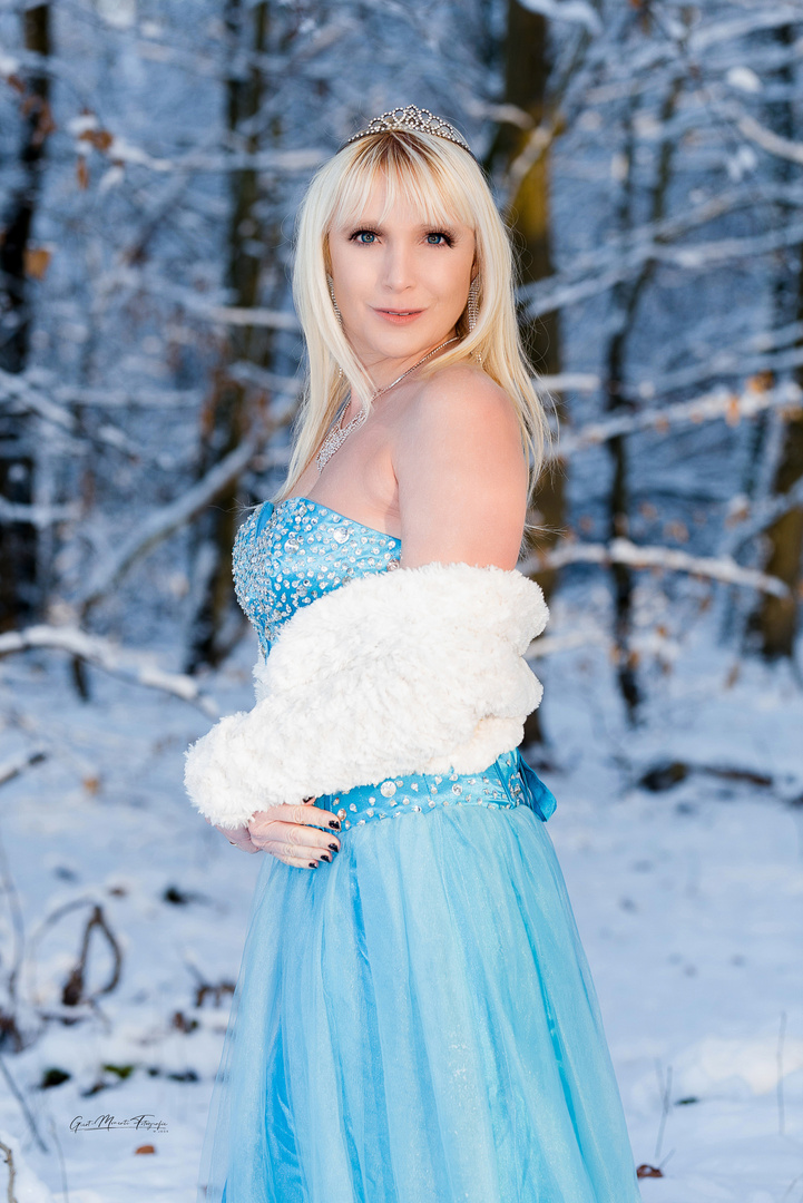 Eisprinzessin Shooting im Schnee mit Eva