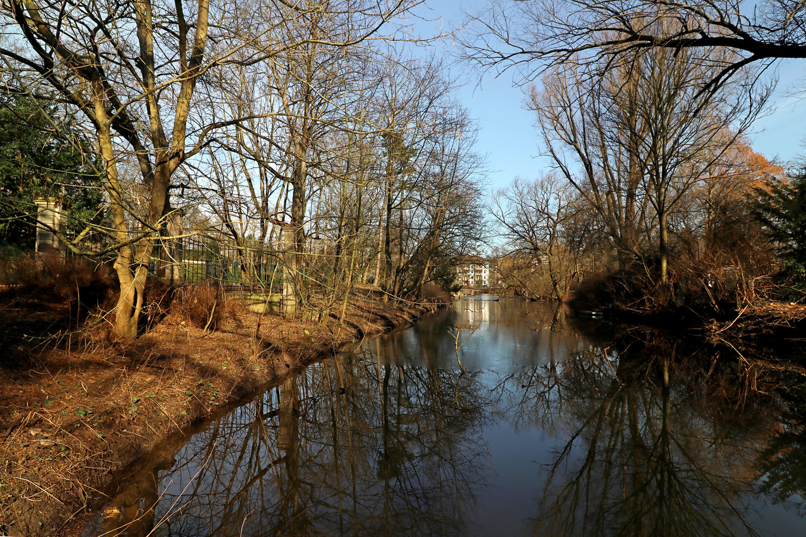 Eisrest auf dem Graben