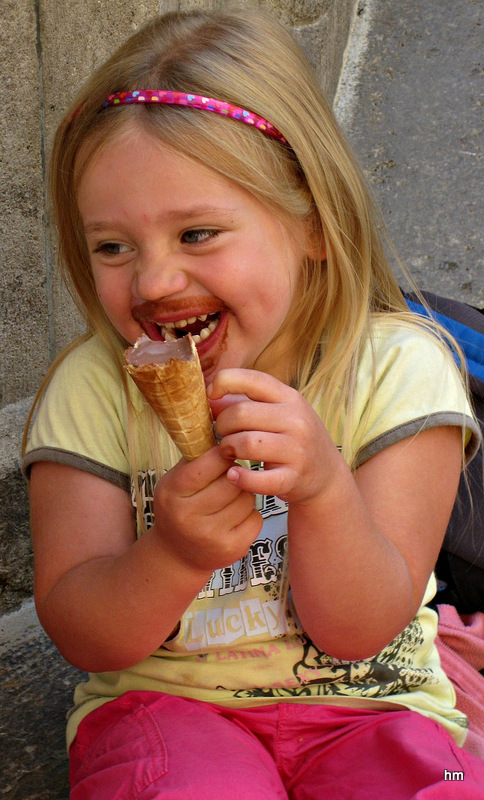 Eisschleckerin am Marktbrunnen