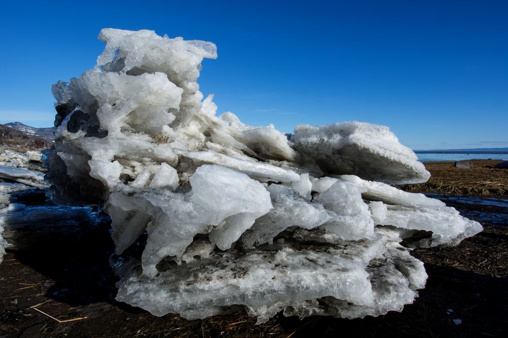 Eisscholle an einem Fluss in Kanada