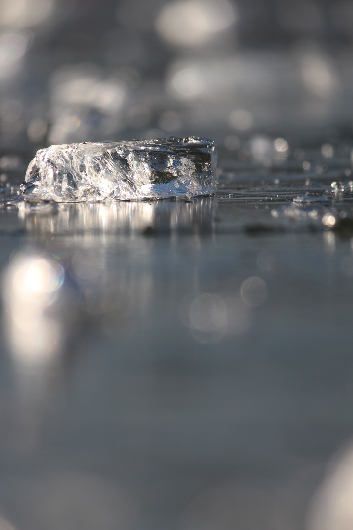 Eisscholle auf gefrorenem See