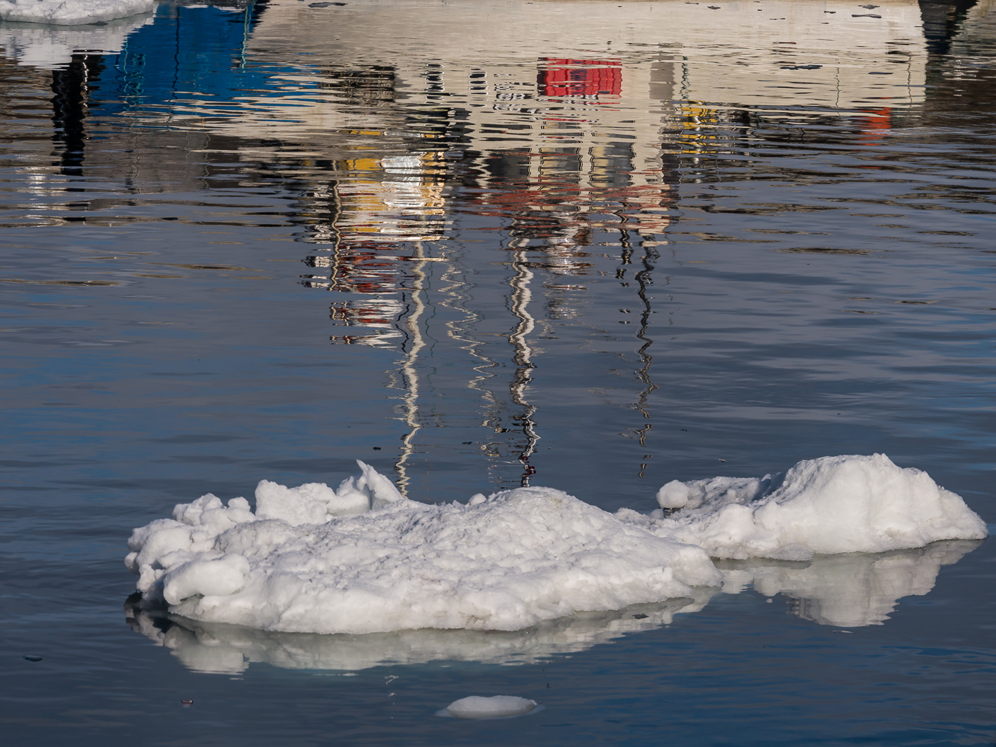 Eisscholle im Hafen