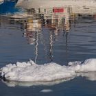 Eisscholle im Hafen