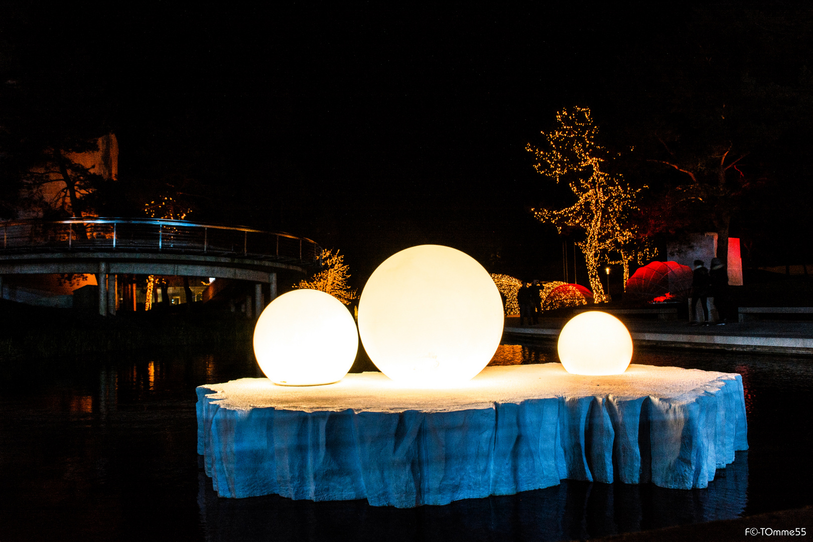 Eisscholle mit Lichtkugeln