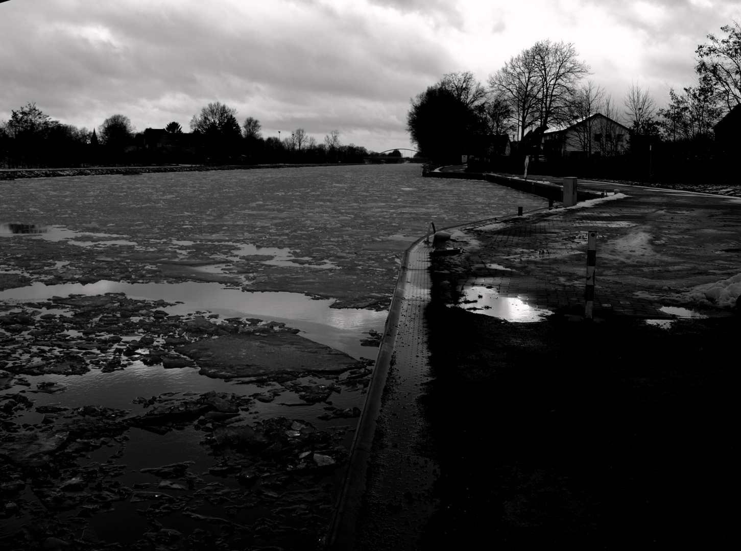 Eisschollen auf dem Kanal