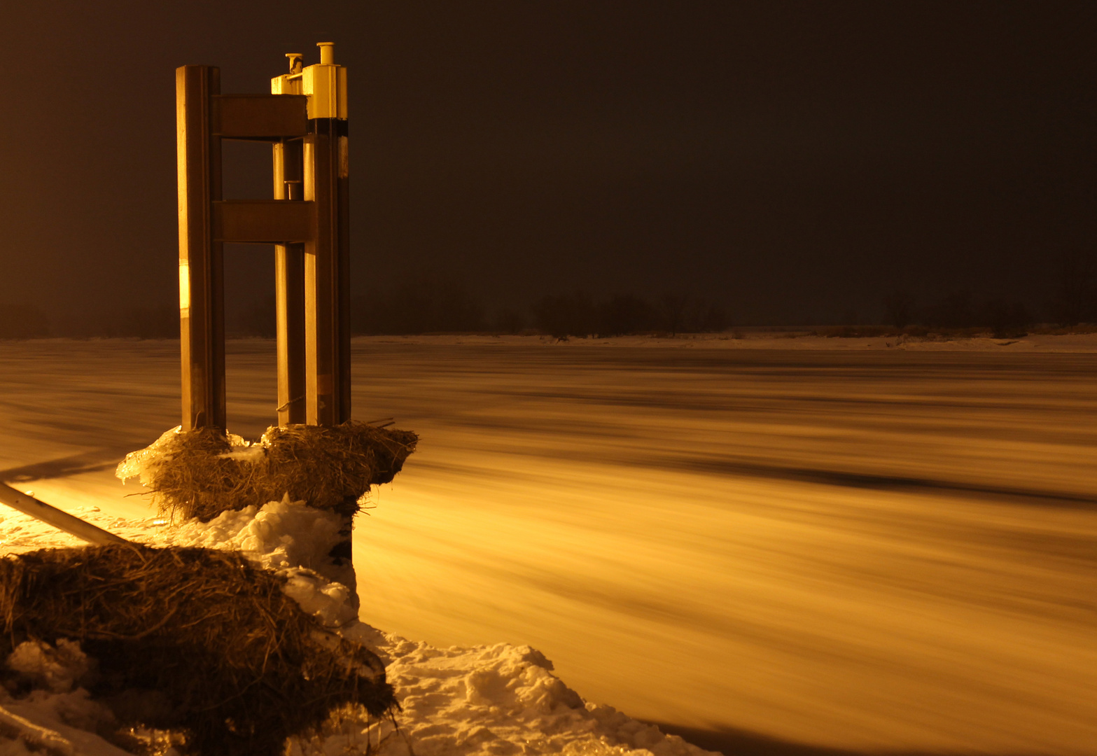 Eisschollen auf der Elbe bei Tangermünde