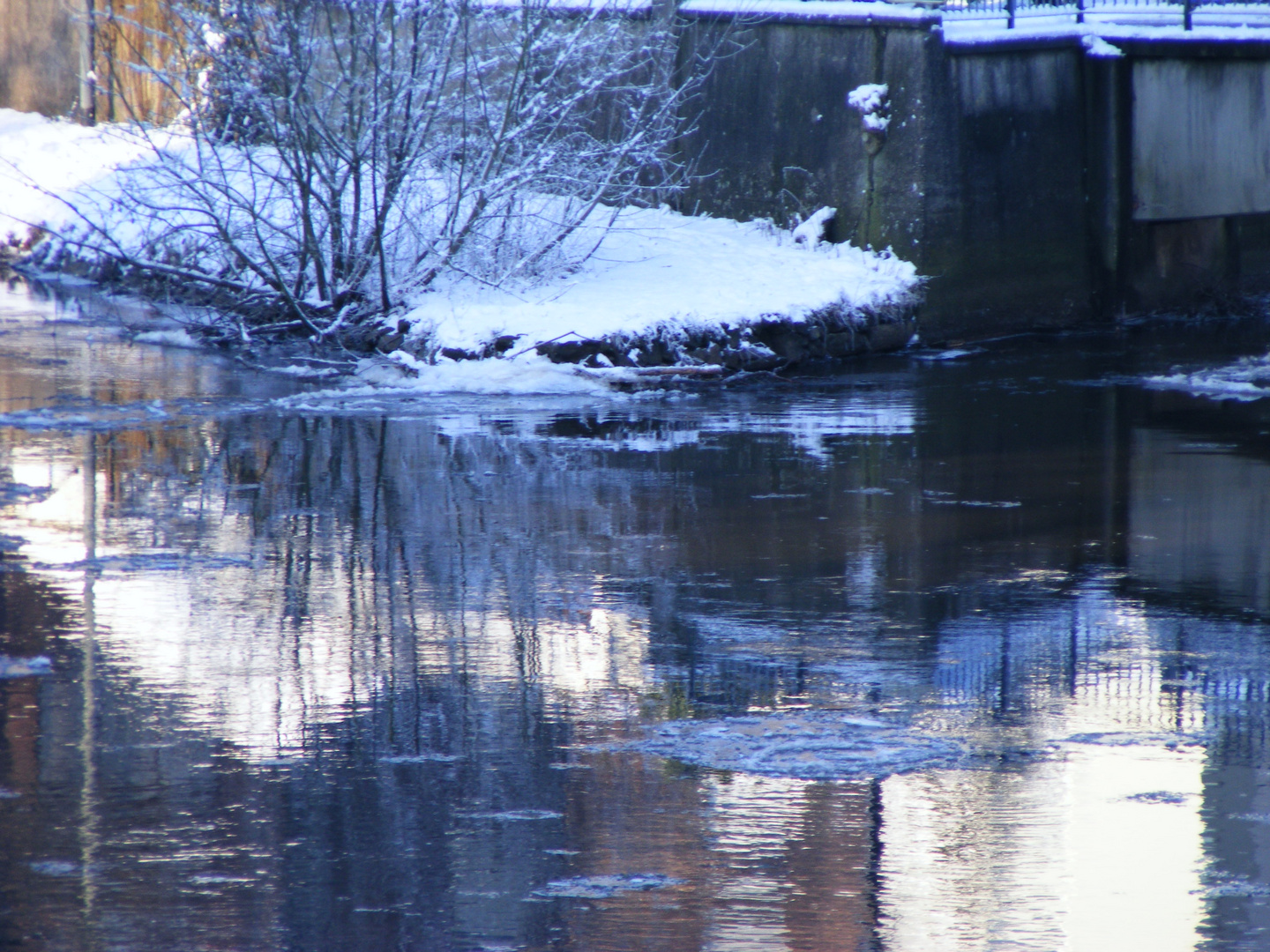 Eisschollen auf der Niers