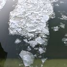 Eisschollen stürzen das Wehr in Koblenz hinab