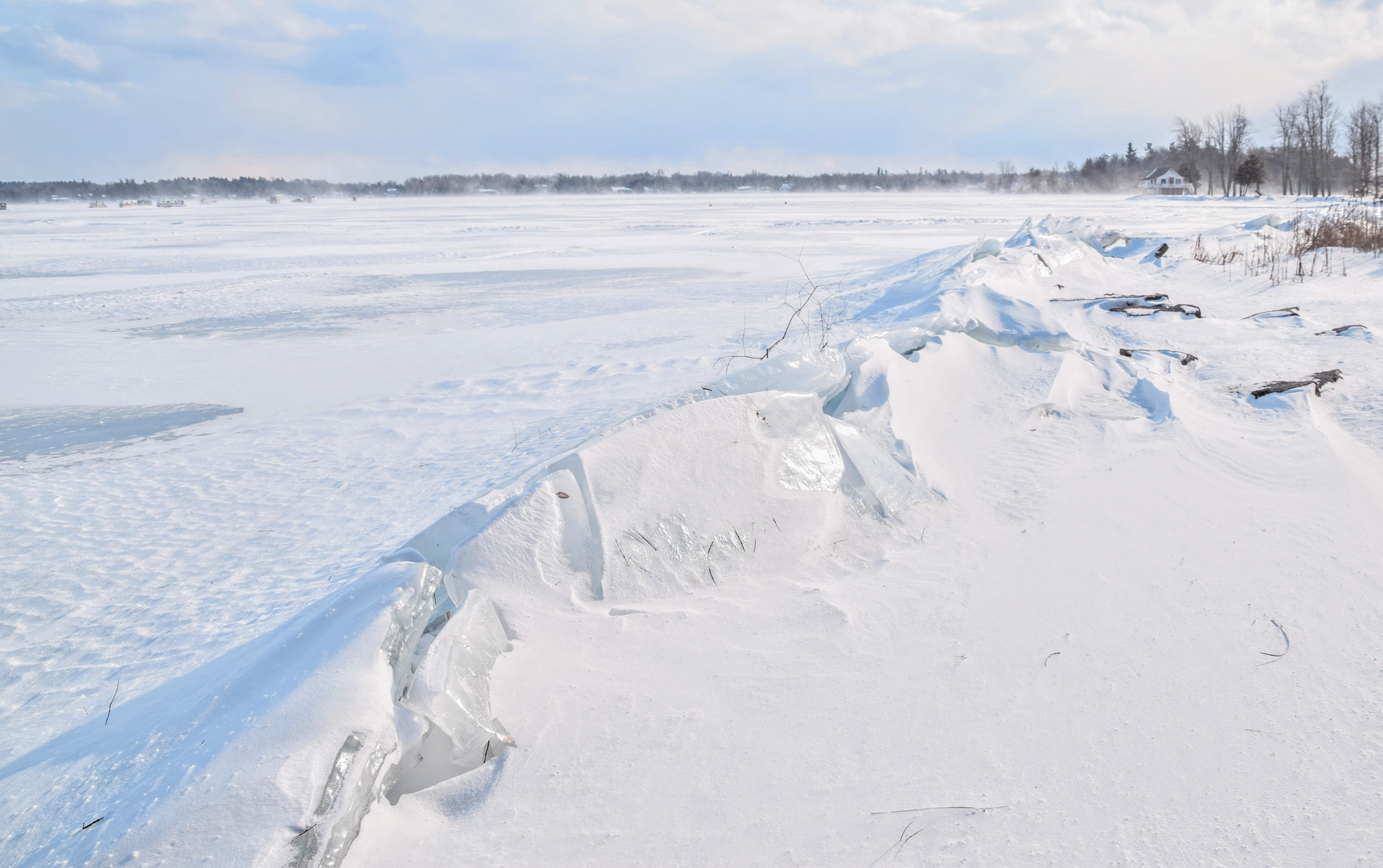 Eisschollen und Schneeverwehungen 