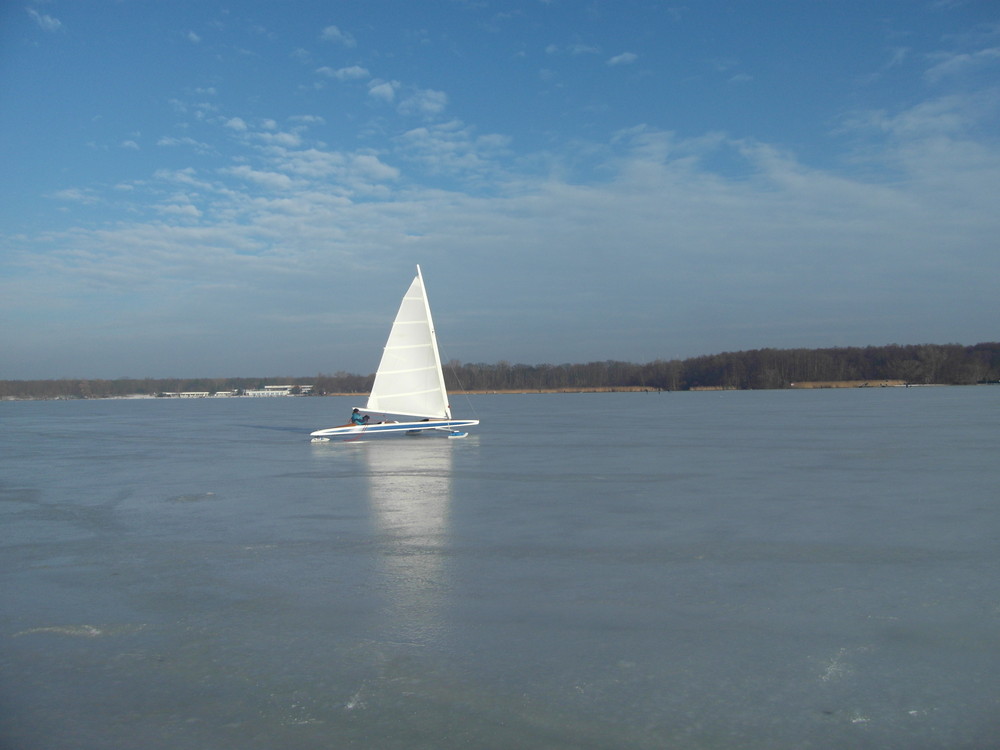 Eissegler auf dem Müggelsee Berlin, Deutschland