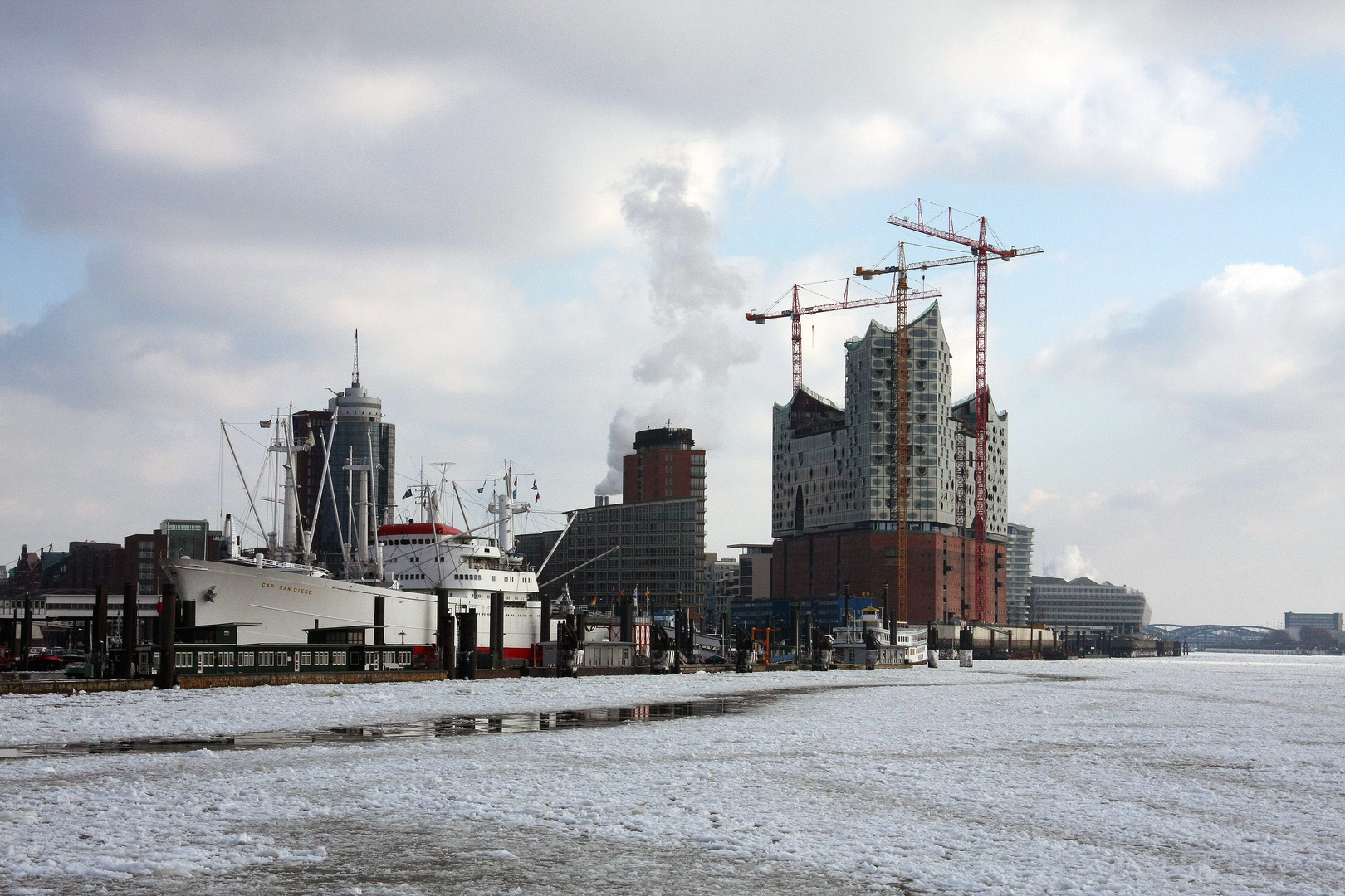 Eis(seskälte) auf der Elbe und der Elbphilharmonie...10.02.2012