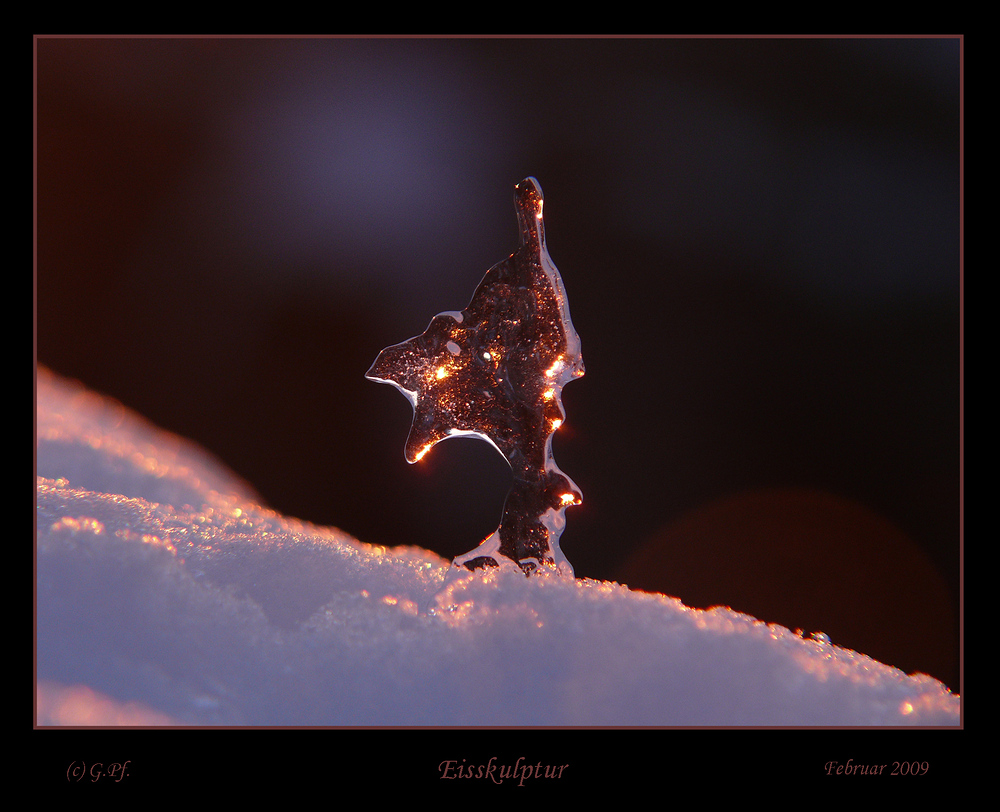 Eisskulptur im Licht der untergehenden Sonne