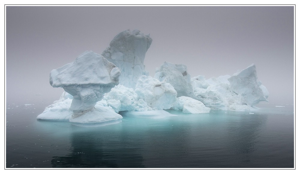 Eisskulptur im Nebel