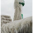 Eisskulpturen am Leuchtturm im Hafen von Sassnitz