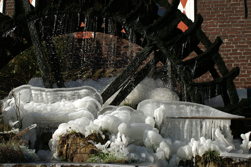 Eisskulpturen am Mühlrad