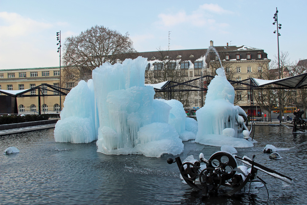 Eisskulpturen im Tinguely-Brunnen