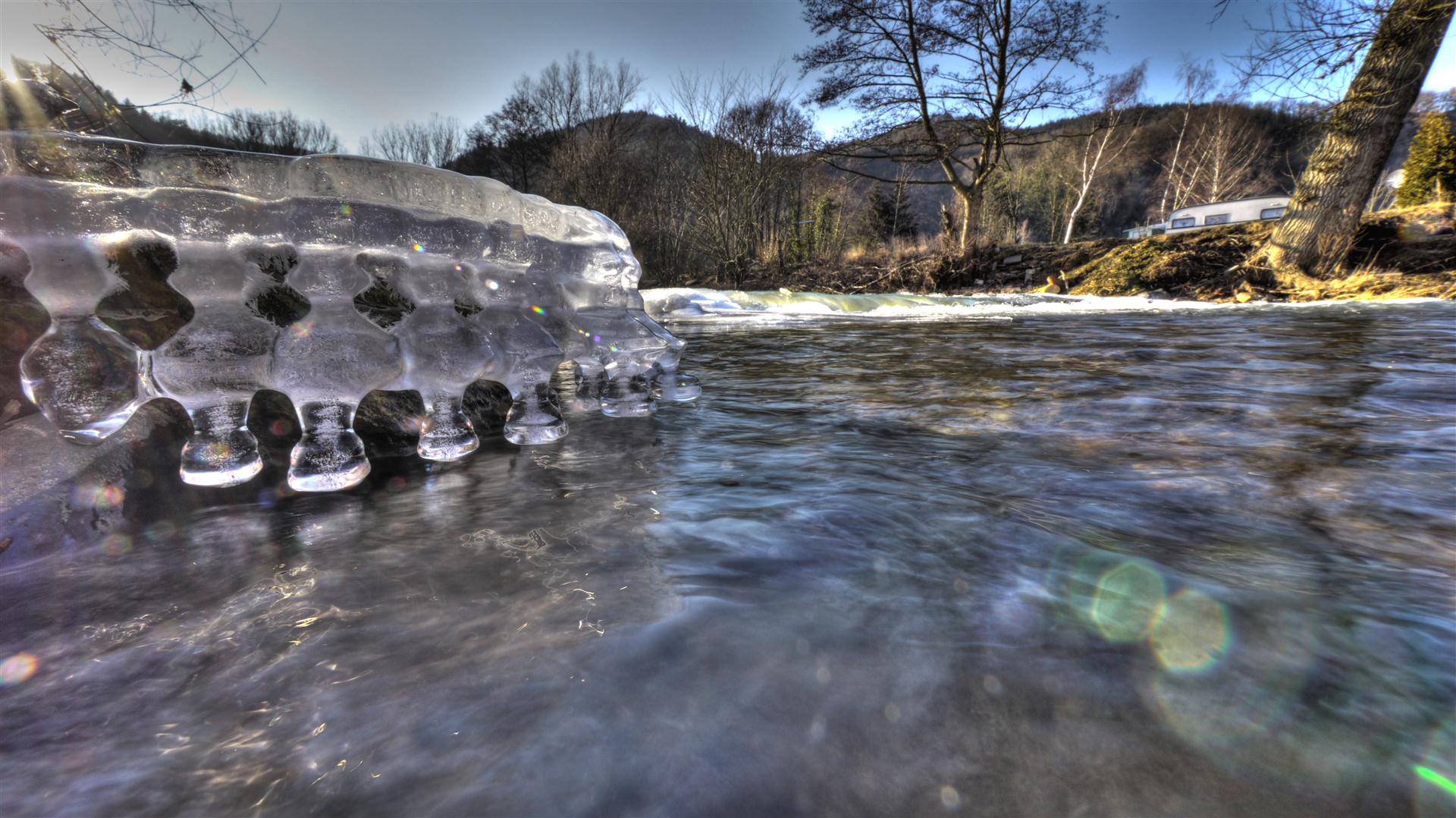 Eisskulpturen wie Perlen im Wasser