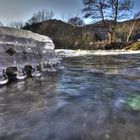 Eisskulpturen wie Perlen im Wasser