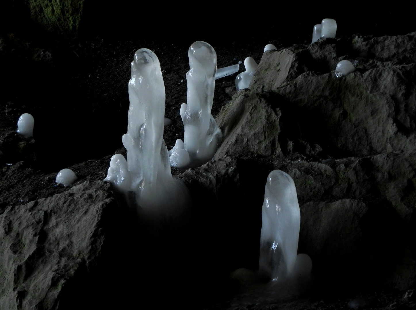 Eisstalagmiten in einer Tropfsteinhöhle