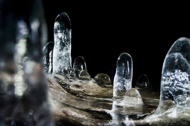 Eisstalakmiten in der Lavahöhle "Lofthellir"