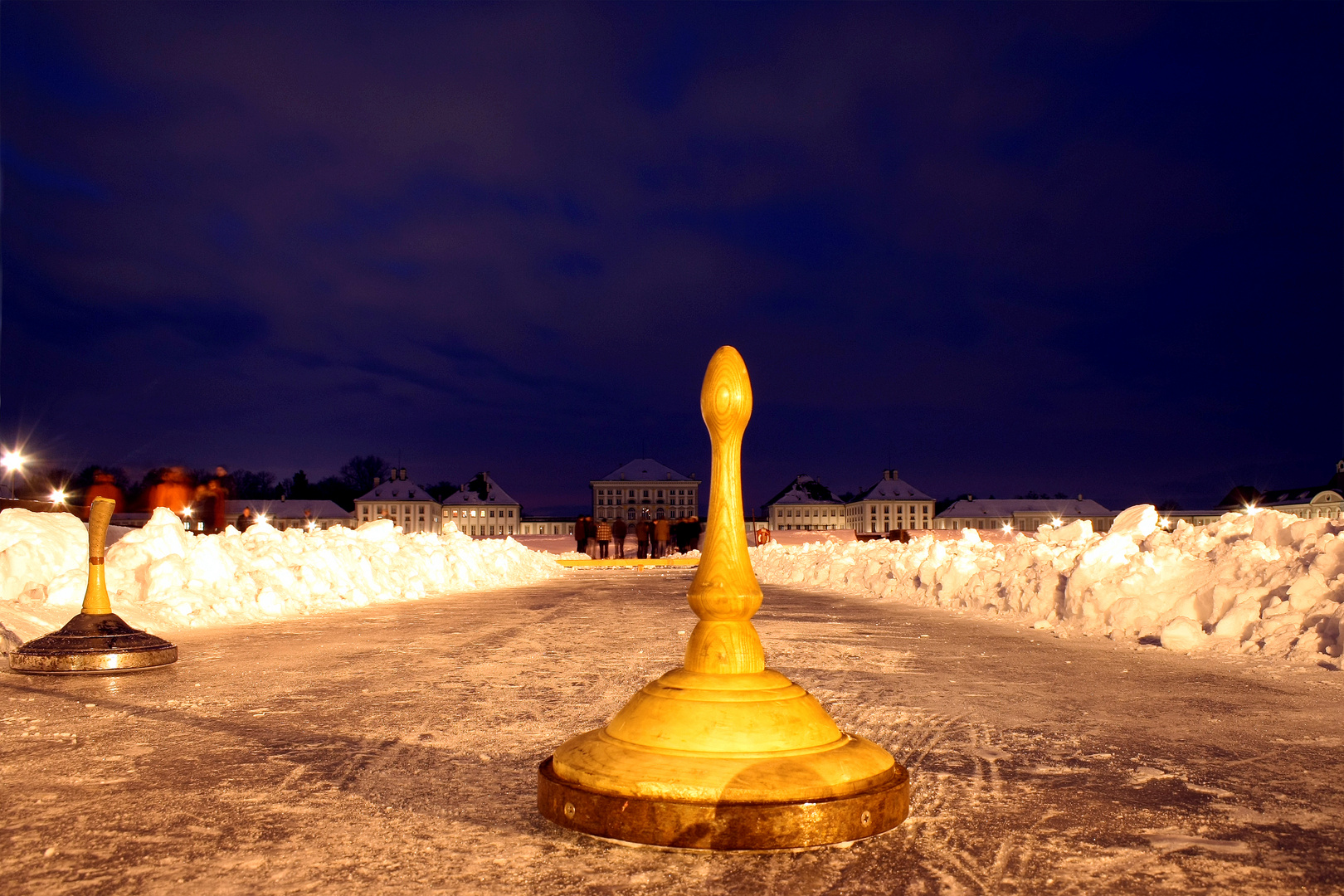 Eisstockschießen vor dem Schloss Nymphenburg München