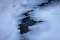 Eisstruktur am Bach