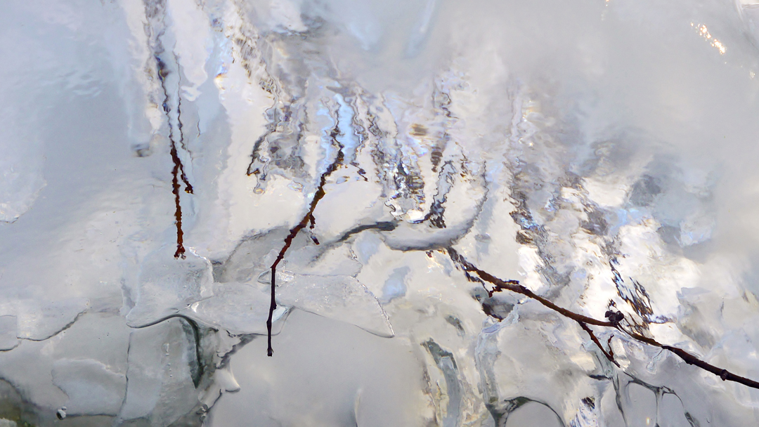 Eisstrukturen am Waldbrunnen