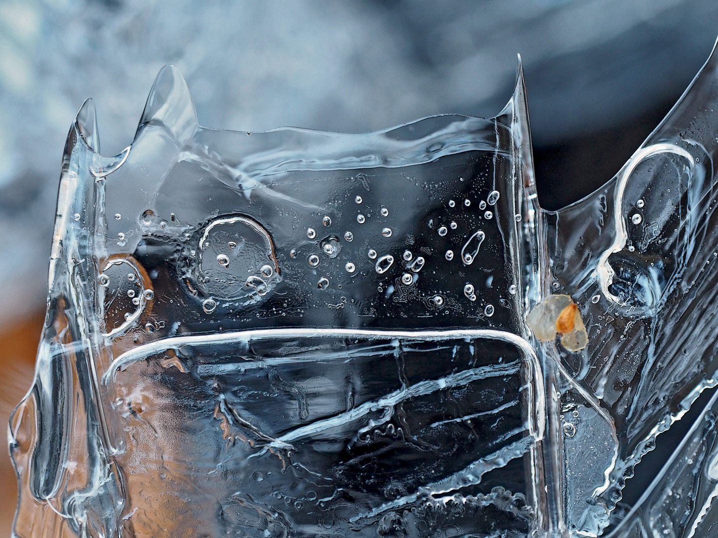 Eisstrukturen bleiben auch heute noch ein Geheimnis. - Les structures de glace restent une énigme.