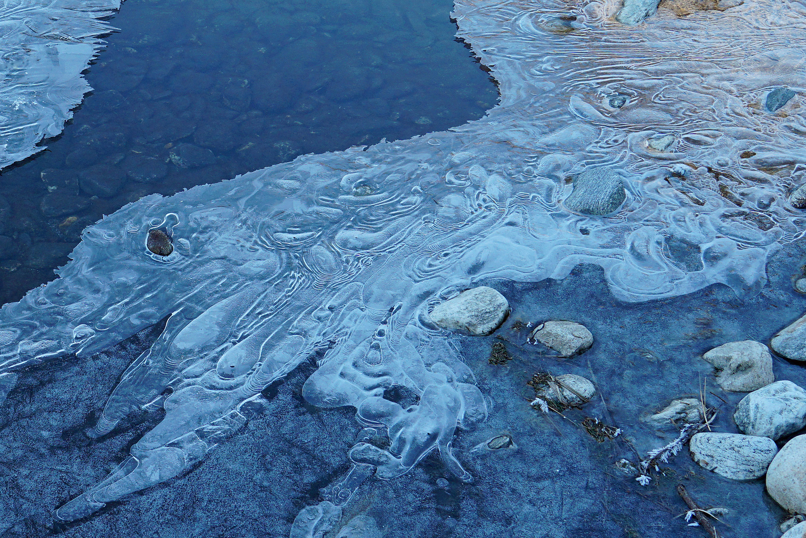 Eisstrukturen im Bach