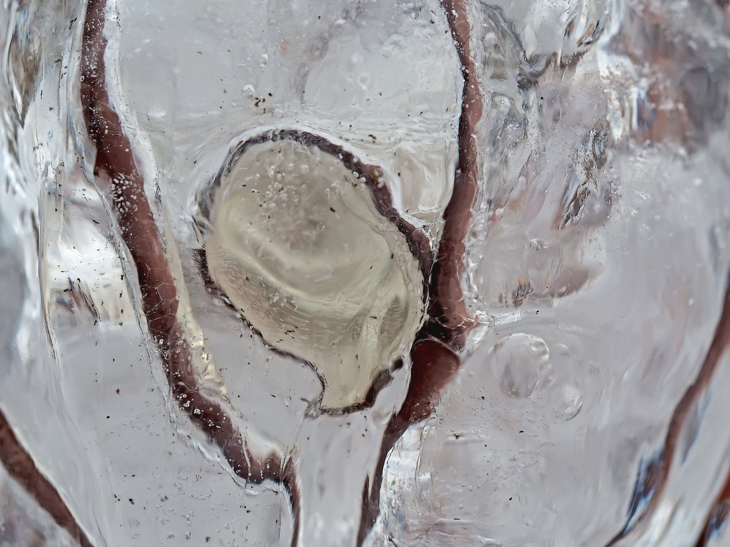 Eisstrukturen in einem grossen Eiszapfen...