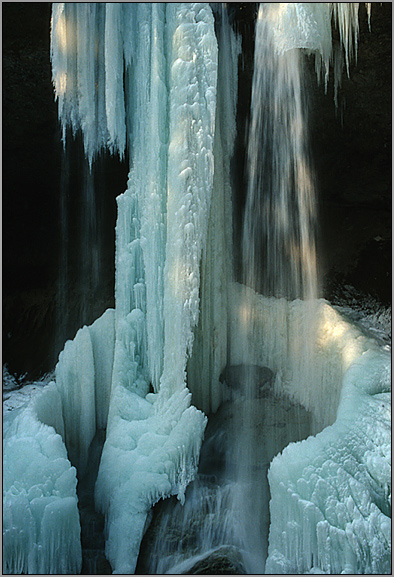 Eiswasserfall im Streiflicht