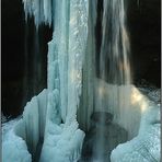 Eiswasserfall im Streiflicht