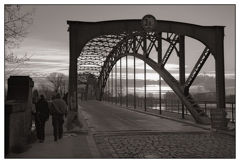 Eiswerderbruecke mit Menschen