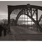 Eiswerderbruecke mit Menschen