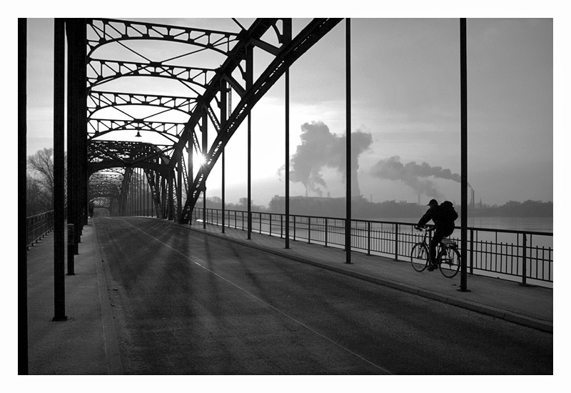 Eiswerderbrücke mit Radfahrer