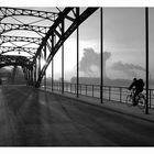 Eiswerderbrücke mit Radfahrer