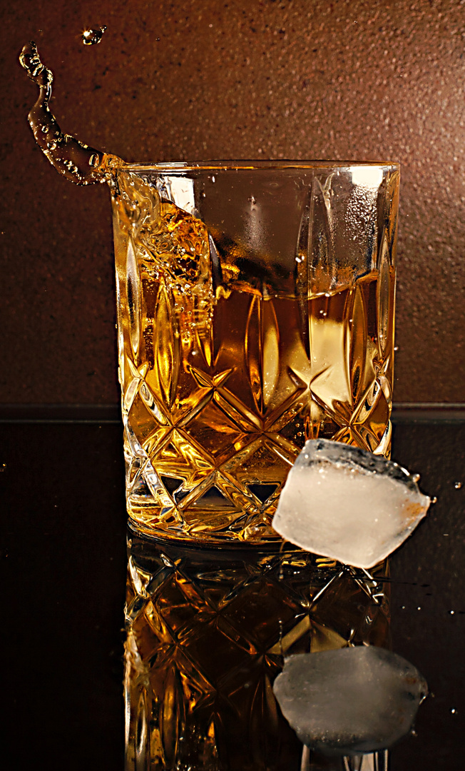 Eiswürfel im Whiskyglas