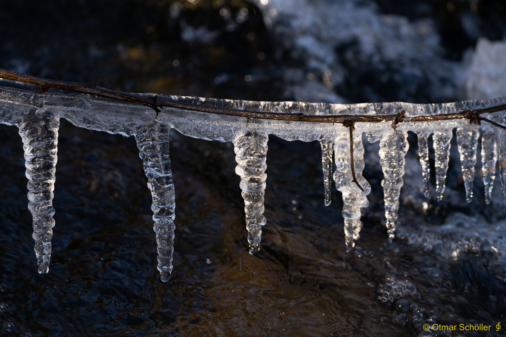 Eiszapfen am Bach_2