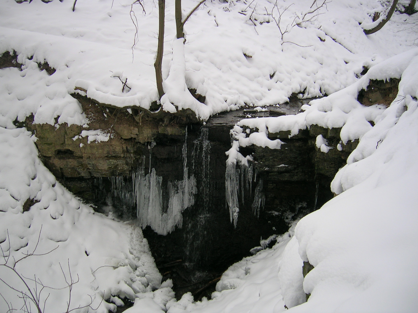 Eiszapfen am Bachwasserfall..