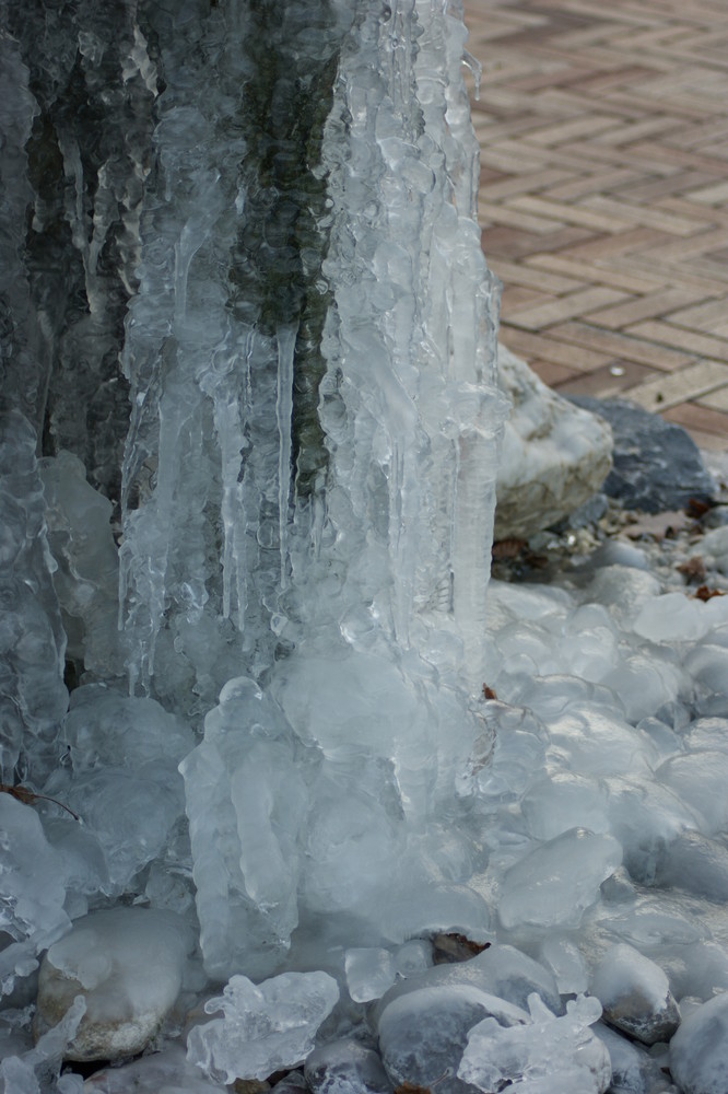 Eiszapfen am Brunnen