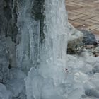 Eiszapfen am Brunnen