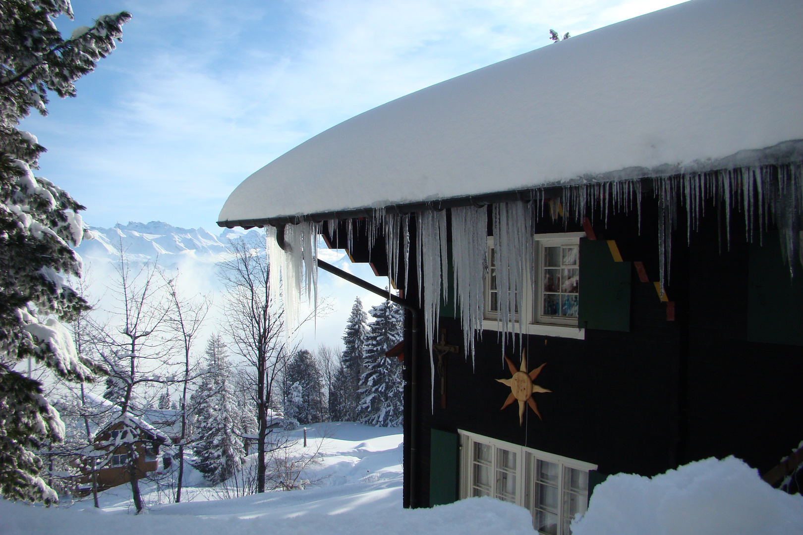 Eiszapfen am Chalet auf der Rigi