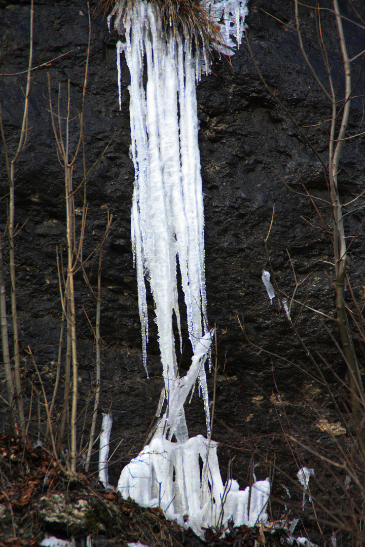 Eiszapfen am Felsen