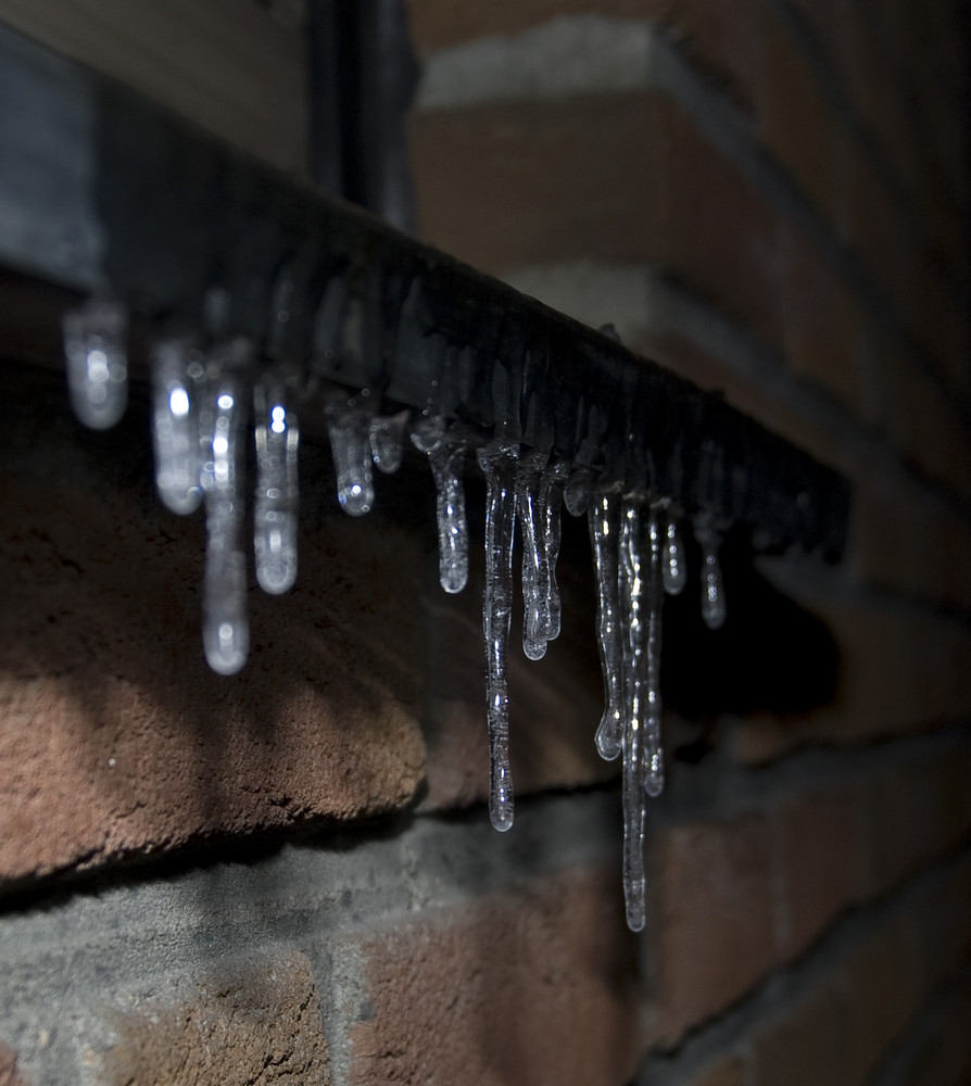 Eiszapfen am Fensterbrett