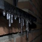 Eiszapfen am Fensterbrett